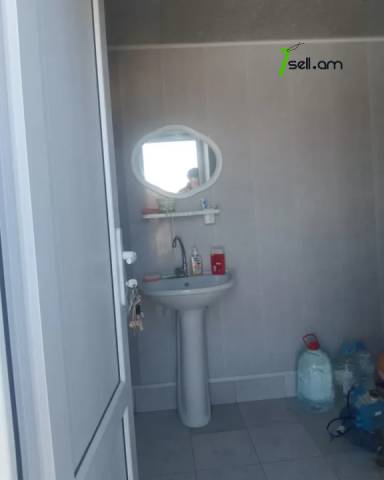 Մեկ հարկանի քարե տուն Ձորաղբյուրում, 1000 ք.մ., մասնակի վերանորոգում