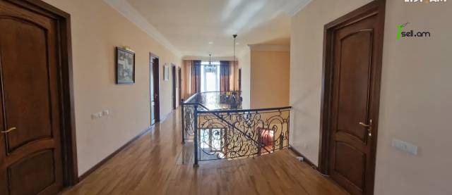 Երկու հարկանի քարե տուն Աջափնյակում, 360 ք.մ., 3+ սանհանգույց, եվրովերանորոգված