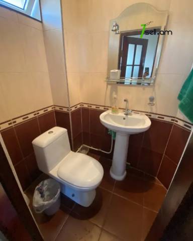 Երկու հարկանի քարե տուն Արաբկիրի 33-րդ փողոցում Արաբկիրում, 150 ք.մ., 3+ սանհանգույց