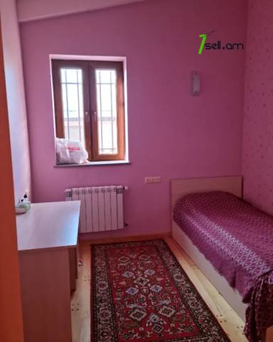 Երկու հարկանի քարե տուն Քեռու փողոցում Ձորաղբյուրում, 1200 քմ, 2 սանհանգույց, եվրովերանորոգված