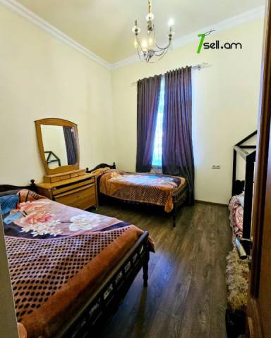 Երեք հարկանի քարե տուն Բագրևանդի փողոցում Նոր Նորքում, 1560 ք.մ., 3+ սանհանգույց