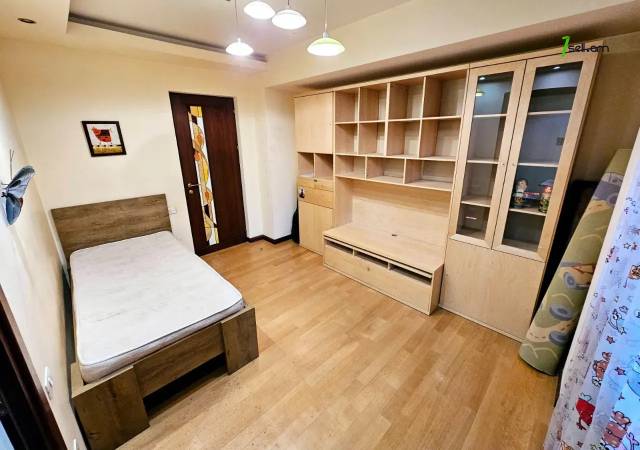 3 սենյականոց բնակարան Հանրապետության փողոցում, 100 քմ, 2/6 հարկ, կապիտալ վերանորոգված, քարե շենք