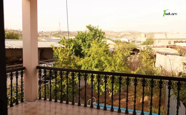 Երկու հարկանի քարե տուն Նոր-Արեշի 42 փողոցում Էրեբունիում, 700 ք.մ., 2 սանհանգույց