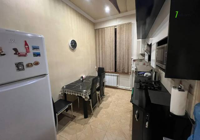 3 սենյականոց բնակարան Մոսկովյան փողոցում, 85 ք.մ., բարձր առաստաղներ, կապիտալ վերանորոգված, քարե շենք