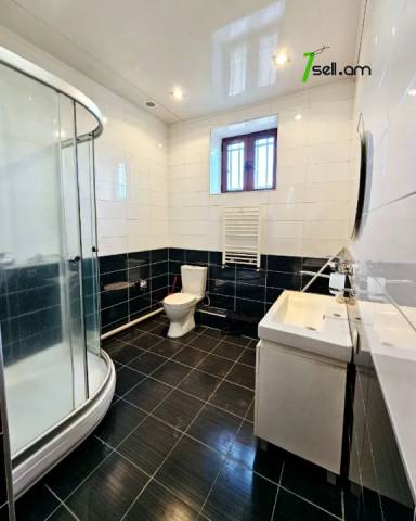 Երեք հարկանի քարե տուն Բագրևանդի 44-րդ փողոցում Նոր Նորքում, 1340 ք.մ., 3+ սանհանգույց