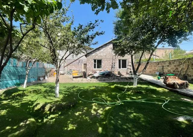 Մեկ հարկանի քարե տուն Հրաչյա Ներսիսյան փողոցում Քանաքեռ Զեյթունում, 90 քմ