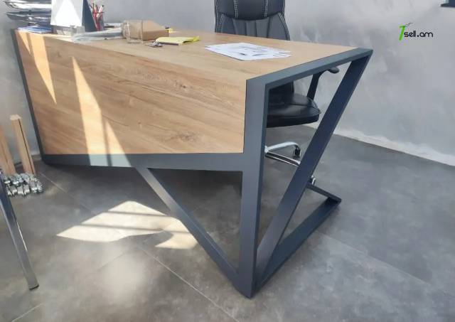 Մետաղական լոֆթ ոճի գրասեղան