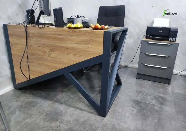 Մետաղական լոֆթ ոճի գրասեղան