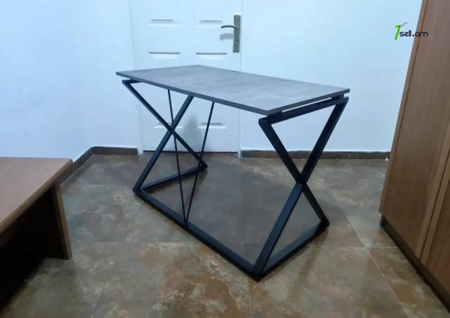 Մետաղյա լոֆթ գրասեղան