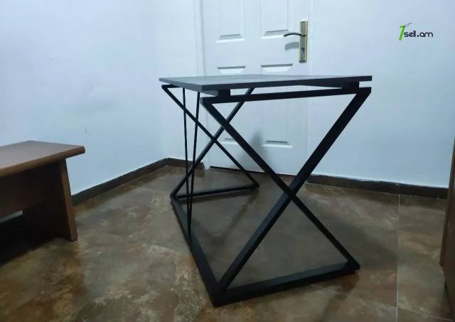 Մետաղյա լոֆթ գրասեղան