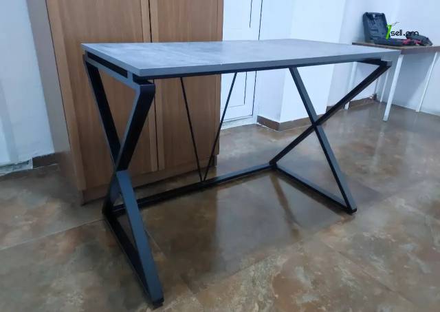 Մետաղյա լոֆթ գրասեղան