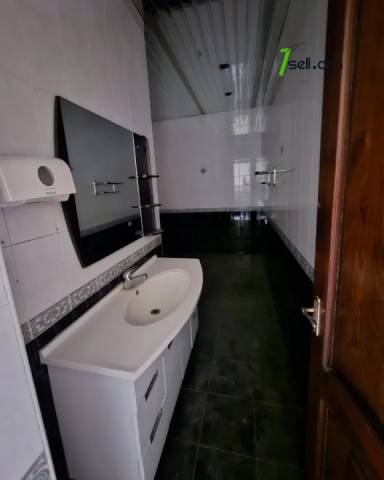 Երեք հարկանի քարե տուն Քաջազնունի փողոցում կենտրոնում, 1060 ք.մ., 3+ սանհանգույց