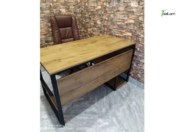 Լոֆթ ոճի յուրահատուկ գրասեղան