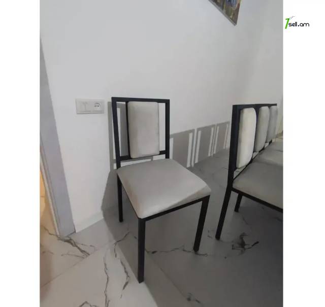 Լոֆթ ոճի մետաղական ճաշասեղան և աթոռներ