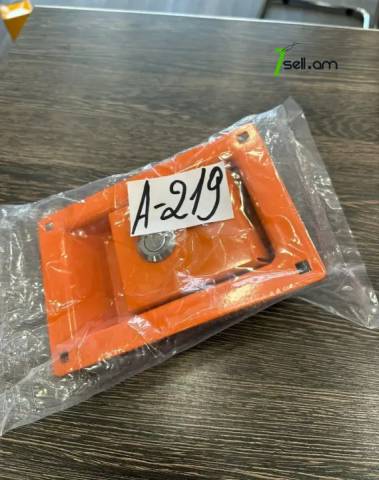 A219 Hitachi, Komatsu, Kato, Sumitomo, Daewoo էքսկավատորի կողային դռան կողպեք