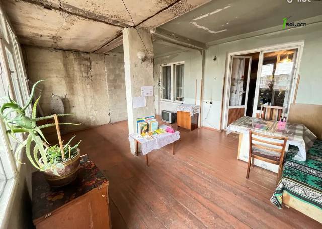 4 սենյականոց բնակարան Դրոյի փողոցում, 125 ք.մ., նախավերջին հարկ, քարե շենք