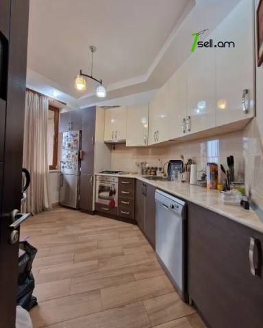 Երեք հարկանի քարե տուն Կարապետյան փողոցում Աջափնյակում, 470 ք.մ., 3+ սանհանգույց