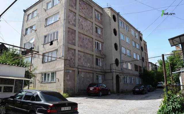 3 սենյականոց բնակարան, Գործարանային նրբանցք, 84 քմ, 2/5 հարկ, կապիտալ վերանորոգված, քարե շենք