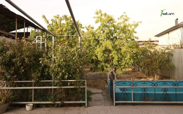 Երկու հարկանի քարե տուն Նոր-Արեշի 42 փողոցում Էրեբունիում, 700 ք.մ., 2 սանհանգույց