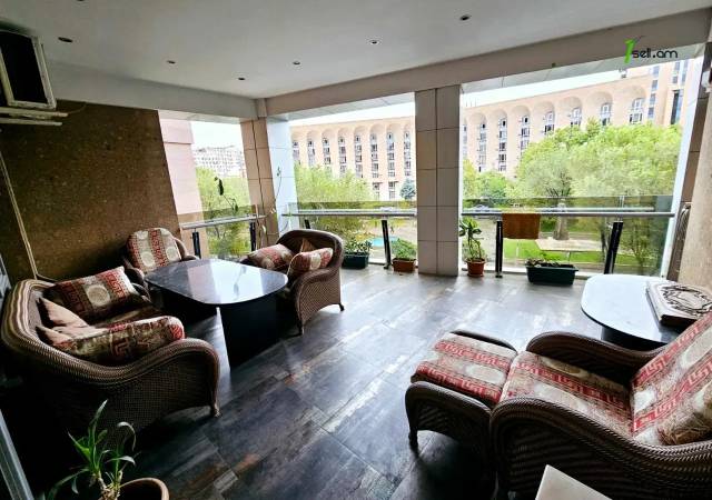 Ընդարձակ 5 սենյականոց բնակարան նորակառույց շենքում, Buzand St, 260 ք.մ., 3+ սանհանգույց