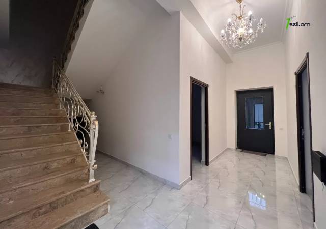 Երկու հարկանի քարե թաունհաուզ, Muracan St Էրեբունիում, 230 ք.մ., 3+ սանհանգույց