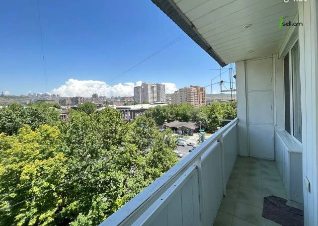 3 սենյականոց բնակարան Մեսրոպ Մաշտոցի պողոտայում, 100 քմ, 6/9 հարկ, 2 սանհանգույց, բարձր առաստաղներ