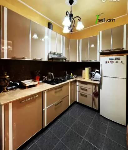 Երեք հարկանի քարե տուն Էրեբունիում, 134 ք.մ., 3+ սանհանգույց, կապիտալ վերանորոգված