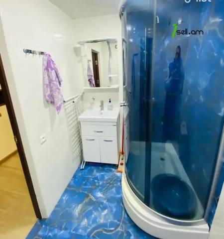 2 սենյականոց բնակարան Կոմիտասի պողոտայում, 41 ք.մ., նախավերջին հարկ, կապիտալ վերանորոգված, քարե շենք