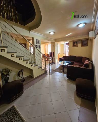 4 սենյականոց բնակարան Վարդանանց փողոցում, 140 ք.մ., 5/10 հարկ, 2 սանհանգույց, կապիտալ վերանորոգված