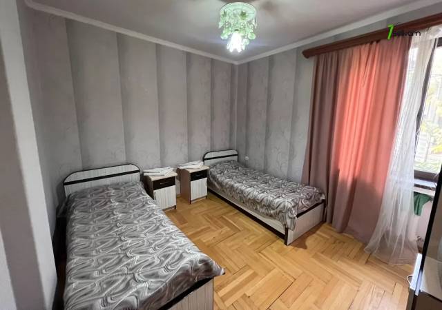 Երկու հարկանի քարե տուն Անտառային փողոցում կենտրոնում, 350 ք.մ., 3+ սանհանգույց, եվրովերանորոգված