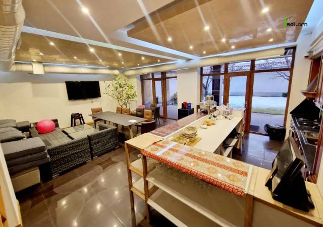 Չորս հարկանի քարե տուն Նաիրի Զարյան փողոցում Արաբկիրում, 600 ք.մ., 3+ սանհանգույց