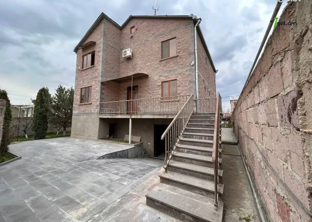 Երեք հարկանի քարե տուն Առինջի 17-րդ փողոցում Առինջում, 360 ք.մ., 3+ սանհանգույց