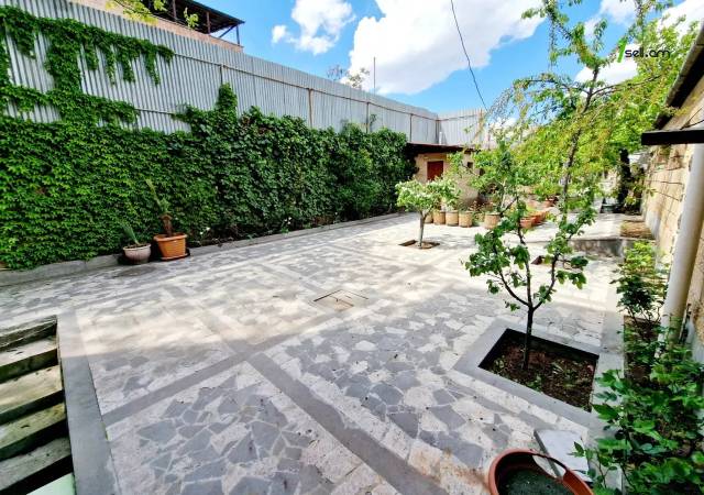 Երկու հարկանի քարե տուն Միչուրինի փողոցում Էրեբունիում, 380 ք.մ., 3+ սանհանգույց, եվրովերանորոգված