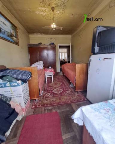 3 սենյականոց բնակարան Վարդանանց փողոցում, 90 ք.մ., մի քանի պատշգամբ, քարե շենք