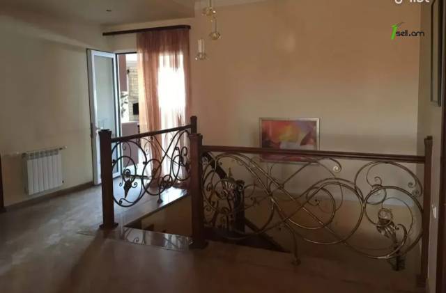 6 սենյականոց բնակարան կենտրոնում, 265 ք.մ., 2 սանհանգույց, բարձր առաստաղներ, եվրովերանորոգված