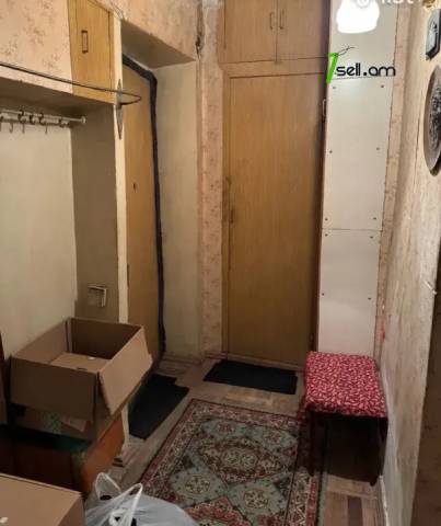 1 սենյականոց բնակարան Աղբյուր Սերոբի փողոցում, 42 ք.մ., նախավերջին հարկ, քարե շենք