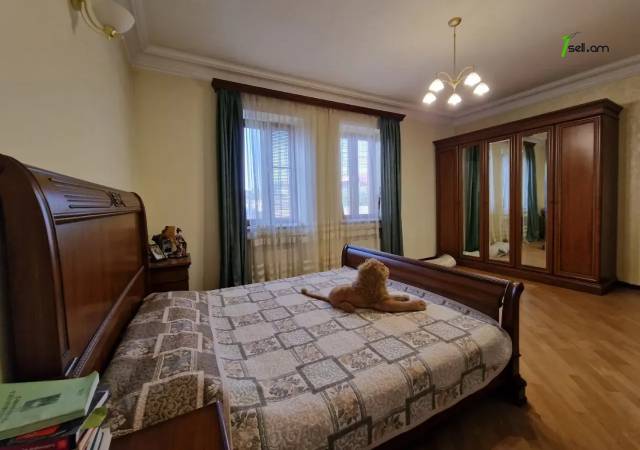 Երկու հարկանի քարե տուն Մոլդովական փողոցում Նոր Նորքում, 1300 ք.մ., 3+ սանհանգույց, եվրովերանորոգված