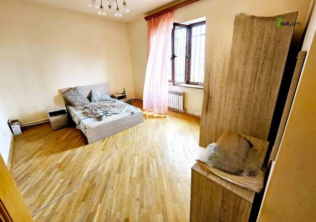 Երեք հարկանի քարե տուն Բագրևանդի 44-րդ փողոցում Նոր Նորքում, 1340 ք.մ., 3+ սանհանգույց