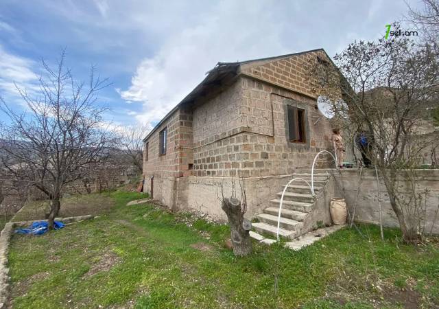 Մեկ հարկանի քարե տուն 1-ին փողոցում Գառնիում, 125 ք.մ., 2 սանհանգույց