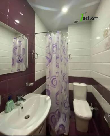 Երեք հարկանի քարե տուն Արցախի պողոտայում Էրեբունիում, 460 ք.մ., 3+ սանհանգույց, կապիտալ վերանորոգված