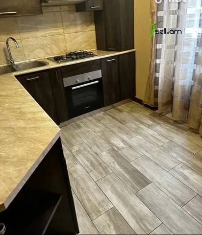 4 սենյականոց բնակարան Թոթովենցի փողոցում, 78 ք.մ., 3/5 հարկ, կապիտալ վերանորոգված, քարե շենք