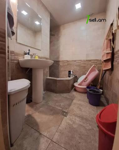 4 սենյականոց բնակարան Դերենիկ Դեմիրճյանի փողոցում, 130 ք.մ., 2 սանհանգույց, բարձր առաստաղներ