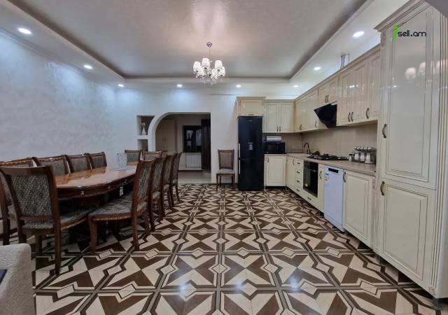 Երեք հարկանի քարե տուն Գաջեգործների փողոցում Էրեբունիում, 900 քմ, 2 սանհանգույց