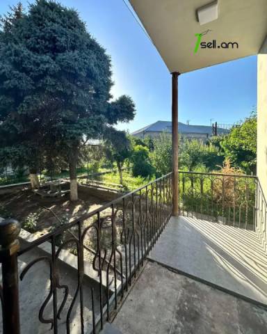 Մեկ հարկանի քարե տուն Ադմիրալ Իսակովի պողոտայում Թաիրովում, 54 քմ, կապիտալ վերանորոգված