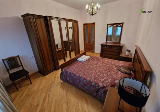 Երկու հարկանի քարե տուն, Եղվարդի խճուղի Զովունիում, 1000 ք.մ., 3+ սանհանգույց, եվրովերանորոգված