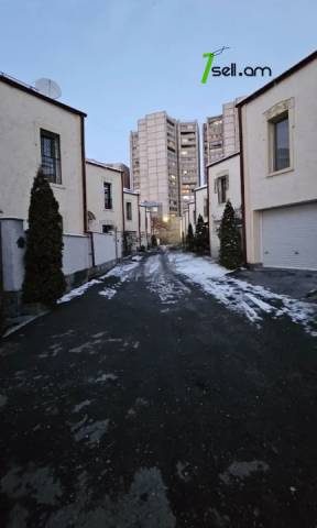 Երկու հարկանի քարե թաունհաուզ, Նորաշեն թաղամաս Աջափնյակում, 260 ք.մ., 2 սանհանգույց