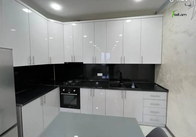 3 սենյականոց բնակարան նորակառույց շենքում Գրիբոյեդով փողոցում, 70 ք.մ., բարձր առաստաղներ, 12/16 հարկ