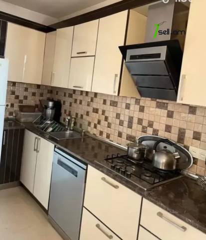 3 սենյականոց բնակարան Էրեբունիում, 93 ք.մ., 2 սանհանգույց, դիզայներական ոճով վերանորոգված, քարե շենք