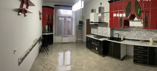 Երեք հարկանի քարե տուն Բագրևանդի փողոցում Նոր Նորքում, 510 ք.մ., 3+ սանհանգույց, եվրովերանորոգված