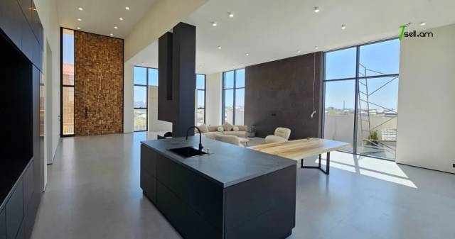 Մեկ հարկանի քարե տուն Զովունիում, 1150 ք.մ., 3+ սանհանգույց, դիզայներական ոճով վերանորոգված